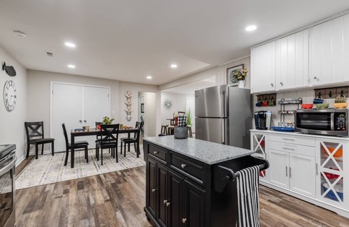 Landrum House | Spacious & Stylish ~ Near TIEC ~ Patio ~ Fire Pit!