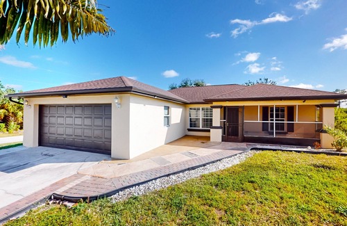 Lehigh Acres House | Spacious & sun-filled dog-friendly retreat with generous yard & W/D - near golf