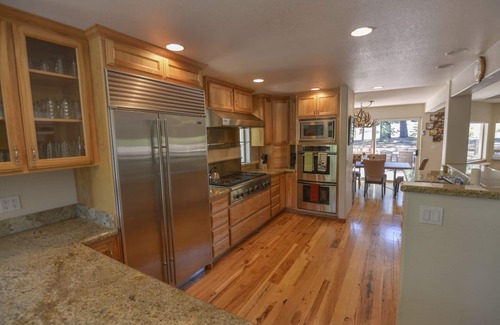 Truckee Cabin | Spacious Tahoe Donner Home w/Private Hot Tub, Pool Table, Darts, and HOA Gym and Pool Access!