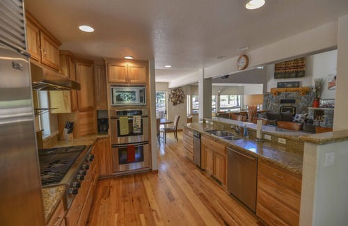 Truckee Cabin | Spacious Tahoe Donner Home w/Private Hot Tub, Pool Table, Darts, and HOA Gym and Pool Access!