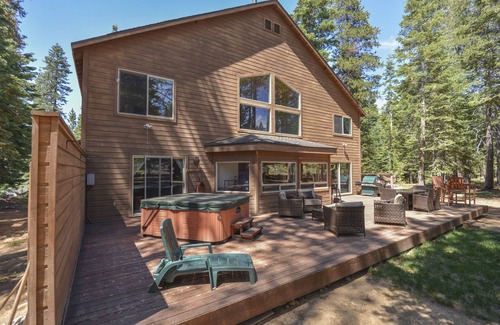 Truckee Cabin | Spacious Tahoe Donner Home w/Private Hot Tub, Pool Table, Darts, and HOA Gym and Pool Access!