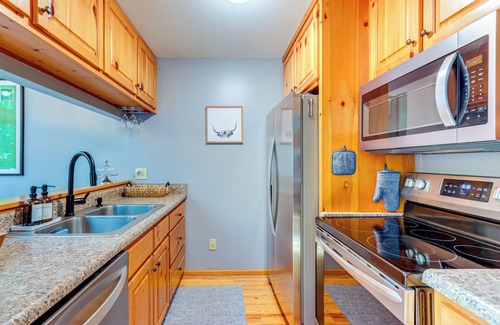 Talking Rock Cabin | Spacious Talking Rock Cabin: Game Room, Fire Pit!