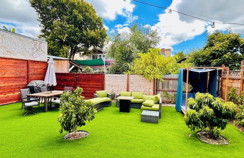 Bushrod House | Spacious Temescal Home near UC-Berkeley with Firepit Patio & Outdoor Dining