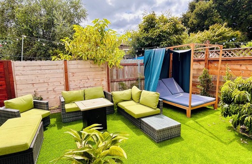 Bushrod House | Spacious Temescal Home near UC-Berkeley with Firepit Patio & Outdoor Dining