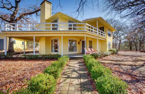 Pottsboro House | Spacious Texas Getaway half Mi to Lake Texoma!
