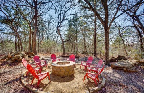 Pottsboro House | Spacious Texas Getaway half Mi to Lake Texoma!