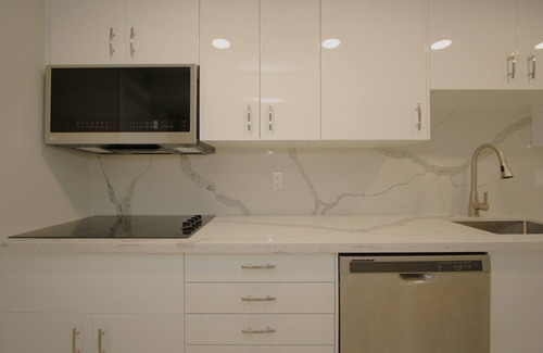 Richmond Hill House | Spacious Townhouse NEW townhouse with two kitchens for a large familynn