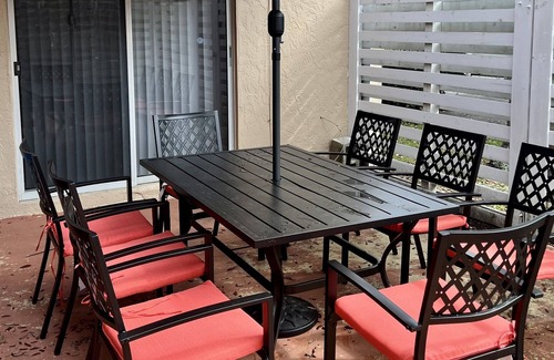 The Hammocks House | Spacious townhouse for big parties, great location