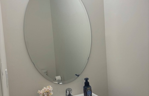 Brampton House | Spacious Townhouse in Brampton 2 minutes from restaurants and amenities