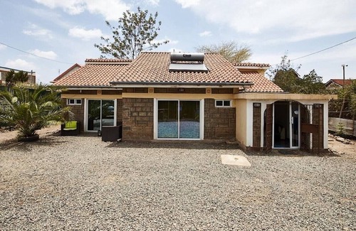 Syokimau House | Spacious TWIN Room/One-bedroom bungalow in serene Nairobi with WiFi, AC