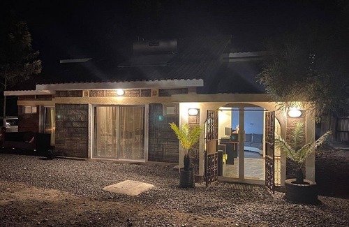 Syokimau House | Spacious TWIN Room/One-bedroom bungalow in serene Nairobi with WiFi, AC