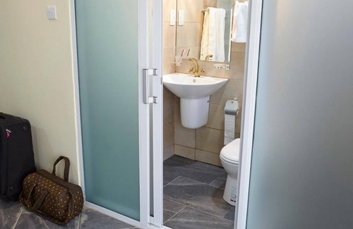 Syokimau House | Spacious TWIN Room/One-bedroom bungalow in serene Nairobi with WiFi, AC