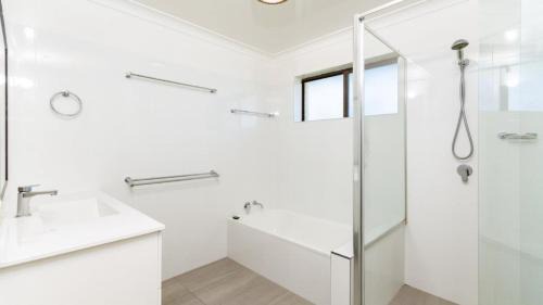 Woorim House | Spacious Unit overlooking Moreton Bay - Boyd St, Woorim
