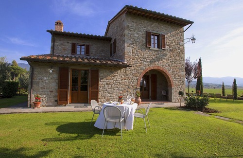 Montalla Apartment | Spacious Villa in Cortona Tuscany with Swimming Pool