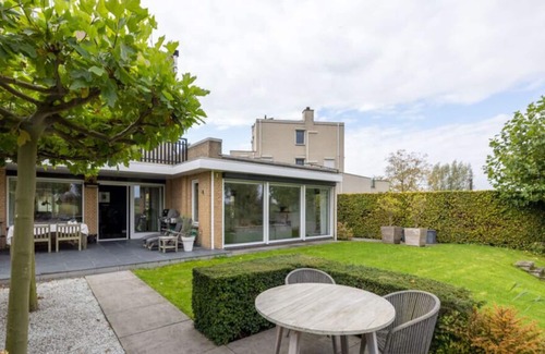 Alblasserdam Villa | Spacious villa near Rotterdam and Kinderrijk