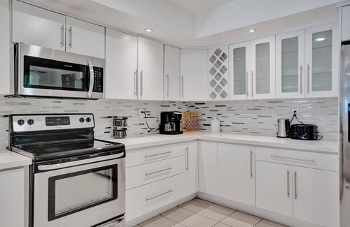 Hollywood Hills Villa | Spacious Villa w/Heated Pool Trampoline BBQ Games