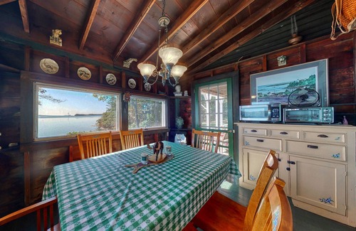 Brunswick House | Spacious Waterfront Estate & Cabins W/Porch, Fireplace, Kayaks & Free WiFi