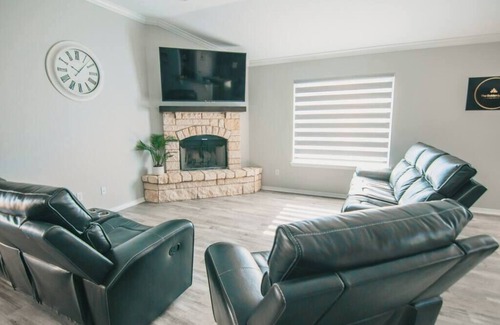 Lubbock House | Spark Getaways: The Golden Lotus Spa, Sauna, EV Charging