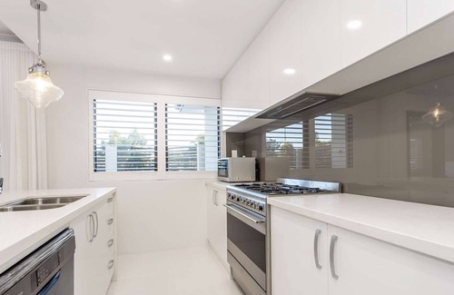 East Victoria Park House | Sparkly and quiet on the inside yet close to the buzzy precinct! WIFI & parking