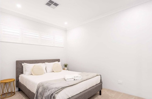 East Victoria Park House | Sparkly and quiet on the inside yet close to the buzzy precinct! WIFI & parking