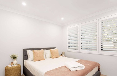 East Victoria Park House | Sparkly and quiet on the inside yet close to the buzzy precinct! WIFI & parking