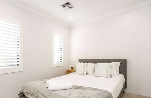 East Victoria Park House | Sparkly and quiet on the inside yet close to the buzzy precinct! WIFI & parking