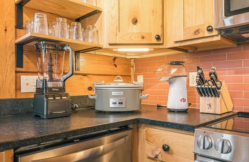 Oakland Cabin | Speakeasy, Bunk Room, Hot Tub, Private 2 acres