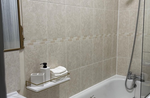 Royal Tunbridge Wells Apartment | Special king size bed in 3 bedroom flat in the heart of Tunbridge wells