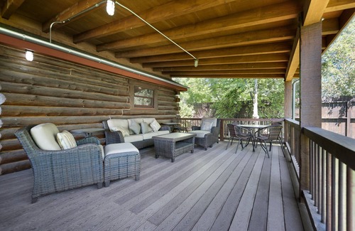Manhattan Cabin | SPECIAL RATES Pet Friendly Log Cabin, Sleeps 8, Hot Tub, Fishing & Skiing Galore