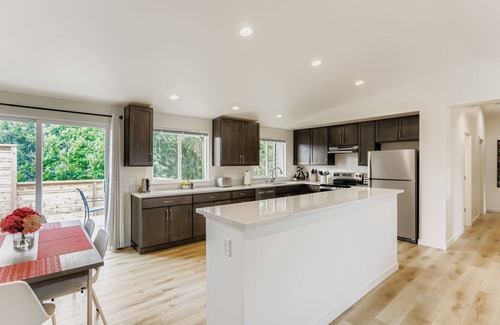 Haller Lake House | Specious 4-Bedroom house in Seattle- NearnLight Rail and UW, Free Parking