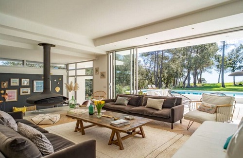 Saint-Clement-de-Riviere House | Spectacular architectural villa with views