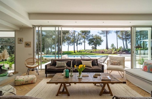 Saint-Clement-de-Riviere House | Spectacular architectural villa with views