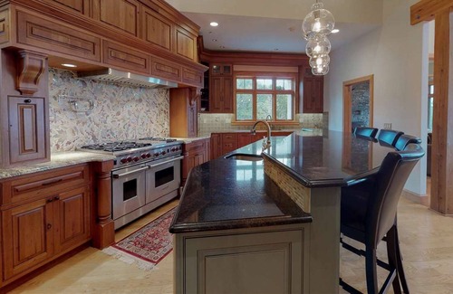 Stratton House | SPECTACULAR 8800 SQ.FT. LUXURY 5BR, 6-1/2BA, 4FP HOME BETWEEN STRATTON & MT.SNOW
