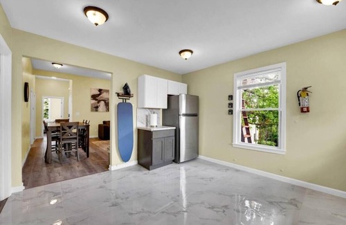South Side Apartment | Spectacular and Spacious 3-bedroom apartment with AC and heater in Mount Vernon.