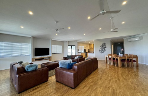 North Ward Apartment | Spectacular Beachfront Penthouse 5/103 The Strand - Executive Beachfront Penthouse on The Strand