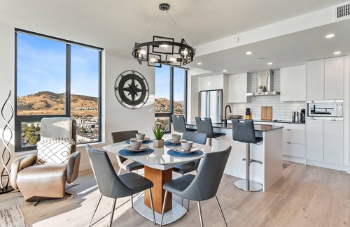Kelowna Central Business District Condo | Spectacular Lake View w/Rooftop Access in Downtown Kelowna!