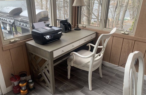 Hamlin House | SPECTACULAR LAKEFRONT HIDEOUT RESORT-A/C- SWIM+ GOLF-KAYAK-ROWBOAT-BEACH