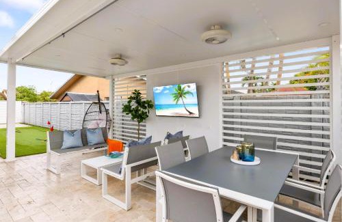 Westchester Villa | Spectacular Miami - Heated Pool, 5 Bedrooms, Work Area & BBQ