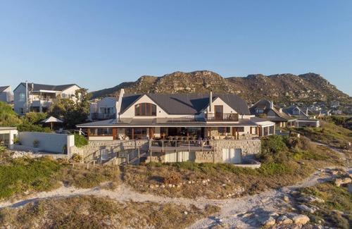 Kommetjie Villa | Spectacular OnTheBeach 5 bedrooms and 2 extra bedrooms separate Cottage