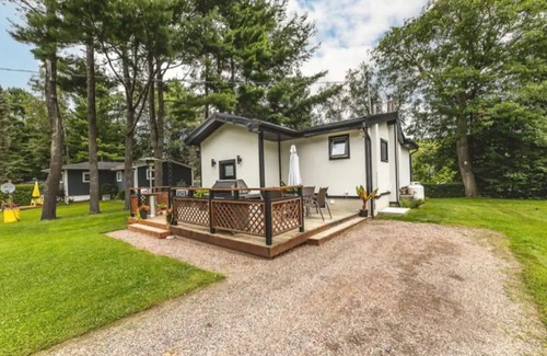 Minden Hills House | Spectacular renovated lakefront bangalow with hottub and great outdoor space