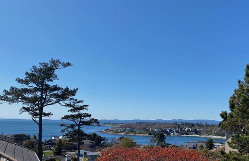 South Oak Bay House | Spectacular view of the Salish Sea and the Olympic Peninsula