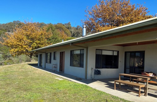 Gobur House | Spectacular views, nature, pet friendly off grid experience