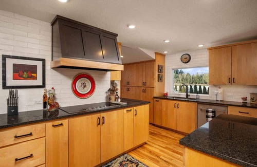 Aurora House | Spectacular Villa on 25 Acre Orchard, Pergola w/Fireplace, Private Hot Tub, Pet Friendly, BBQ