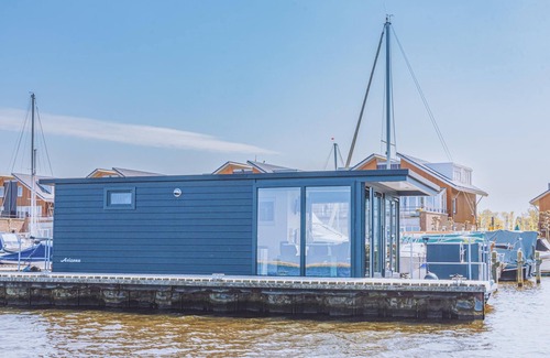 Municipality of Uitgeest Boat Rental | Spend a wonderful vacation on the water in this modern houseboat.
