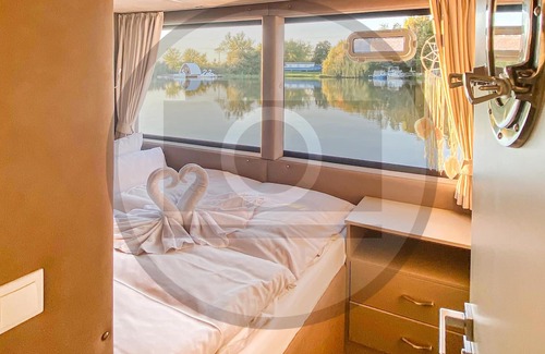 Muritz Boat Rental | Spend an unforgettable vacation on this unique houseboat, with pure nature and big city flair in one