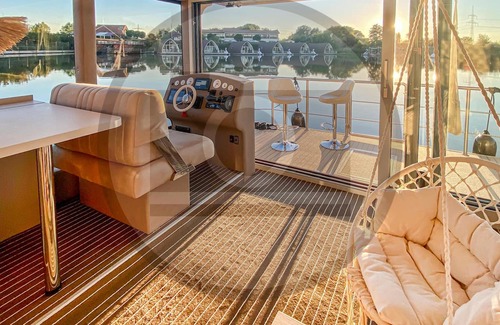 Muritz Boat Rental | Spend an unforgettable vacation on this unique houseboat, with pure nature and big city flair in one