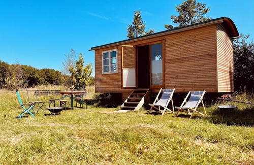 Oetzen Cabin | Spend the night in a beautiful circus wagon on the sheep pasture