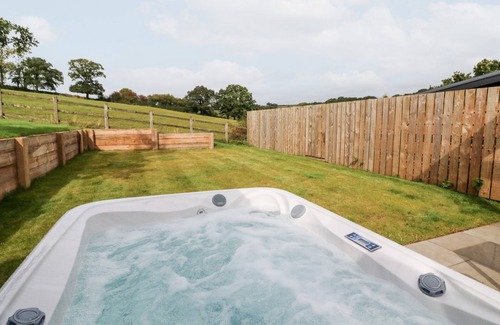 Newton Saint Cyres Cottage | SPICERY BARN LOFT, pet friendly, with hot tub in Tedburn St Mary