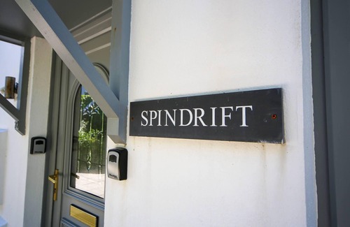 Treator House | SPINDRIFT, Padstow, peaceful, views, parking - 10min walk to harbour