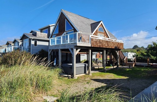 Moclips House | Spindrift - Right on the Beach-New Hot Tub